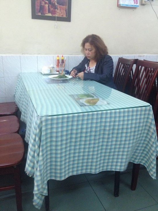 Đĩa rau trên bàn vẫn còn nguyên suốt cả bữa cơm trưa của Siu Black. Phần lớn thời gian, chị chỉ tập trung vào chiếc điện thoại, thậm chí còn không màng để ý tới xung quanh.